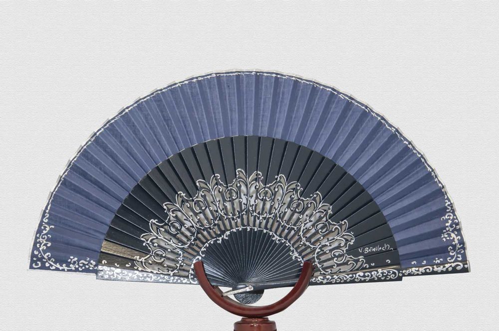 Danta wood fan varnished in navy blue