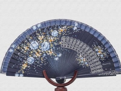 Danta wood fan varnished in navy blue and blue cotton fabric